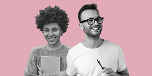 Imagem horizontal, com fundo rosa. No centro, uma foto recortada, em preto e branco, de duas pessoas jovens adultas. À esquerda, uma mulher sorrindo com um caderno. À direita, um homem de óculos sorrindo com uma caneta na mão.